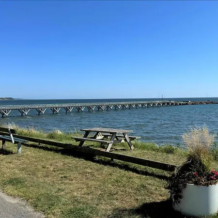 Close To The Sea Bright In Arnager Апартаменты Рённе